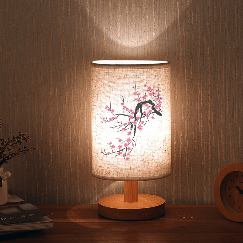 Vintage Plum Blossom Print Atmosphere Bedside Lamp, Log Color Table Lamp, LED Light Suitable for Bedroom and Dormitory, Indoor LED Light with Cloth Shade, Powered by USB - No Battery Required - Suitable for Home and Office Use, Gift Giving